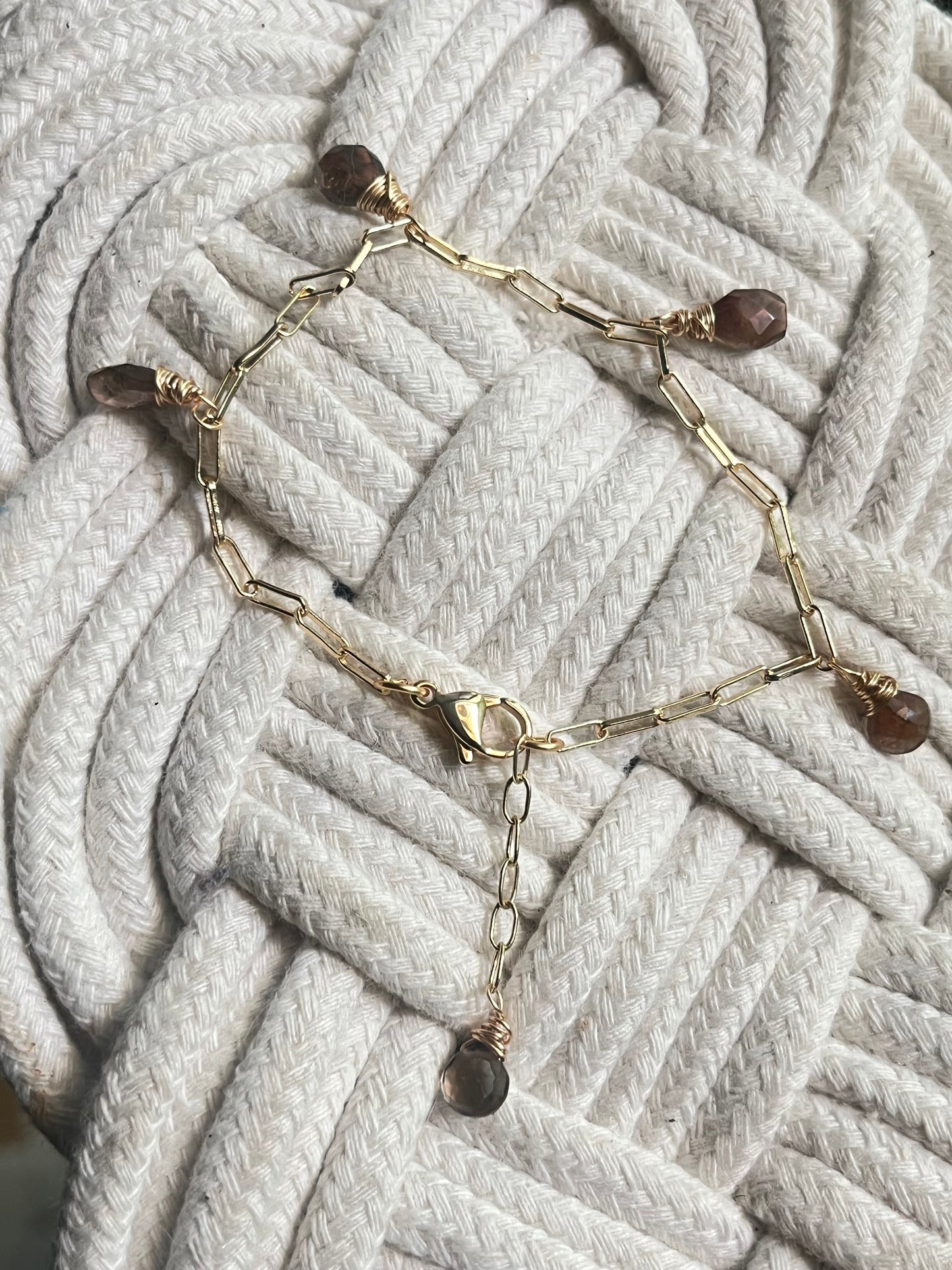 Brazalete con colgantes de cuarzo
