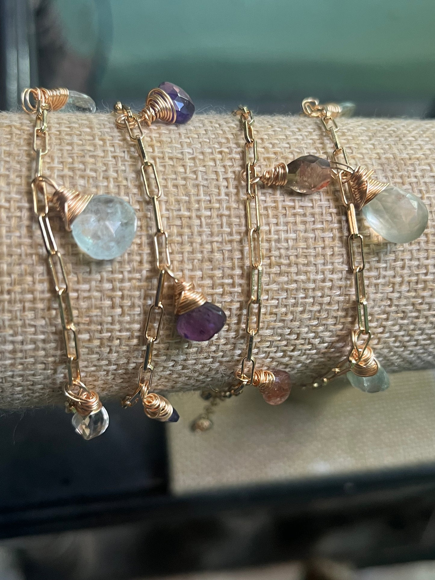 Brazalete con colgantes de cuarzo