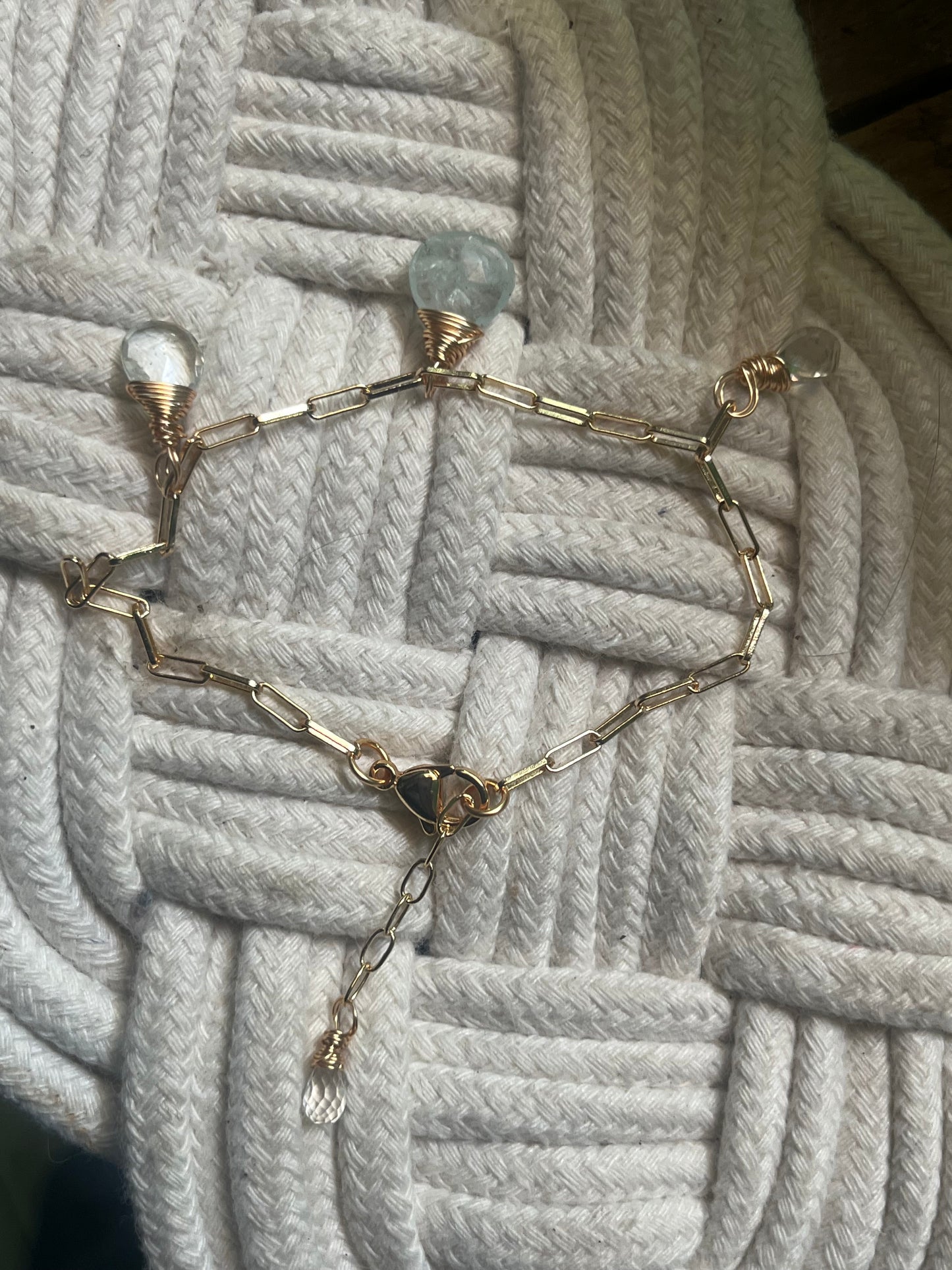 Brazalete con colgantes de cuarzo