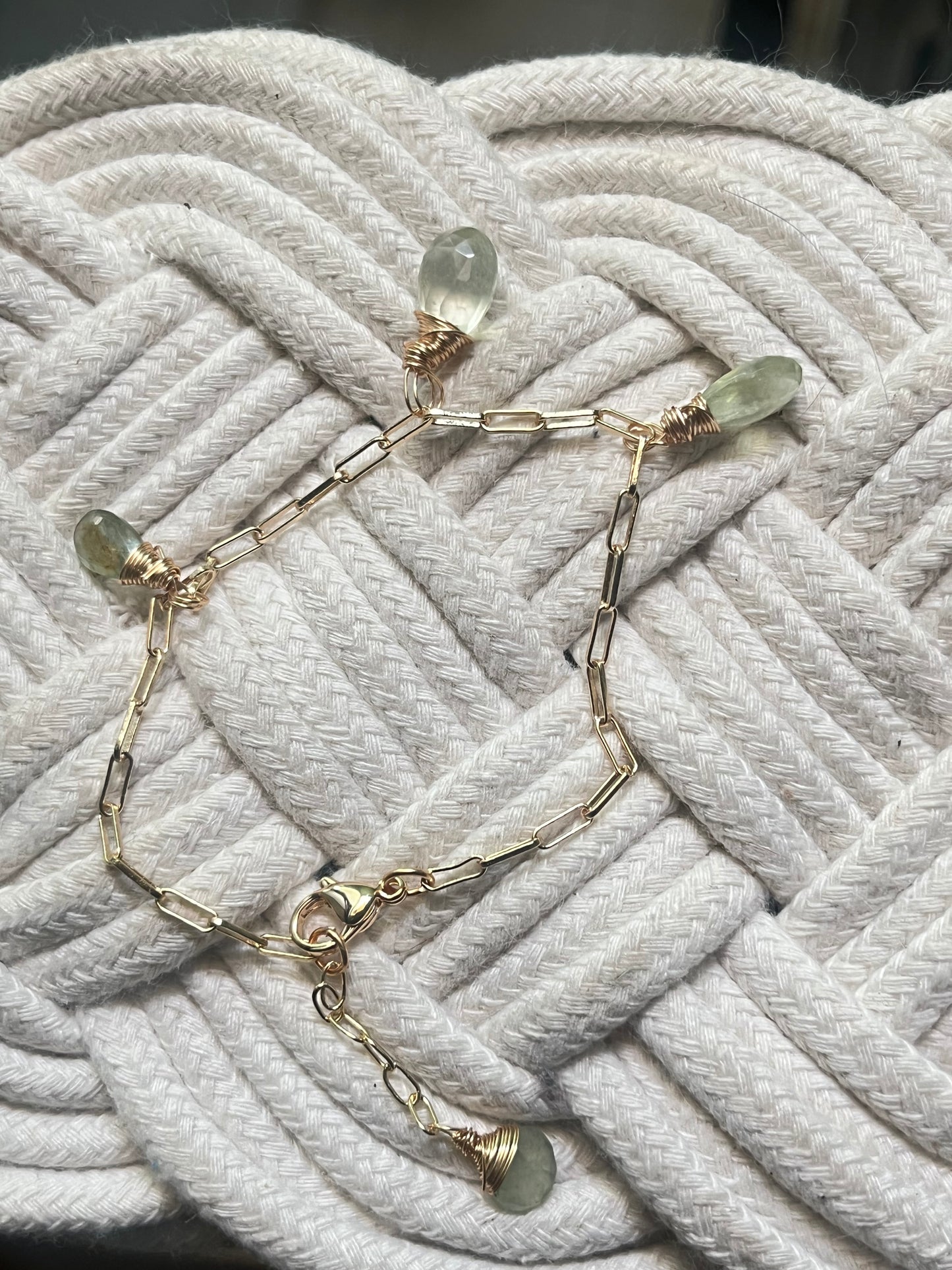Brazalete con colgantes de cuarzo